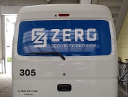 2020.4月　ZERO様　　　　　ガラス面のバックには、曲面になじむ青色のラッピングシートを貼り、その上に白の切り文字を貼りました。