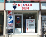 2025.4　ケンショウ様　　　RE/MAXのロゴや気球のマークがとてもカッコ良く、インパクトのある素敵なお店になりました！